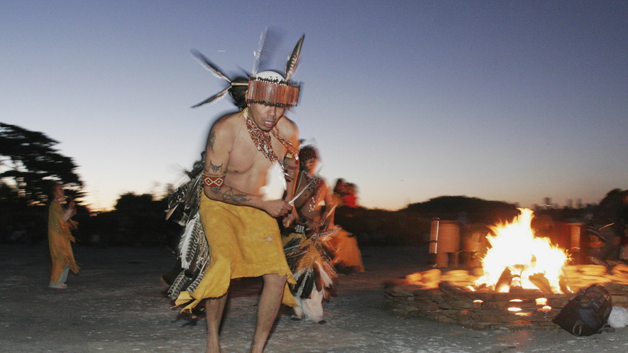 Newsela The Ohlones And Coast Miwoks Of California John Tayaba Of The Miwok Tribe Performs With Other Dancers During Annual Indigenous People S Thanksgiving Sunrise Ceremony On Alcatraz Island In San